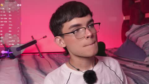 Snapshot of angelocute_ chatting on 10/25/25, 04:53 Angelo I work from home this is my room online show from 10/25/25, 04:53