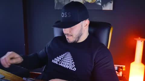 Snapshot of angeloeric chatting on 01/08/25, 09:32 BlackWolf online show from 01/08/25, 09:32