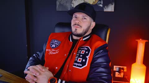 Snapshot of angeloeric chatting on 02/04/25, 08:35 BlackWolf online show from 02/04/25, 08:35