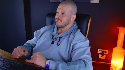 Snapshot of angeloeric chatting on 02/12/25, 09:31 BlackWolf online show from 02/12/25, 09:31