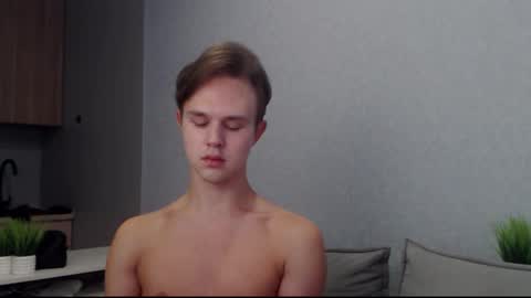 Angel online show from 10/03/25, 08:22