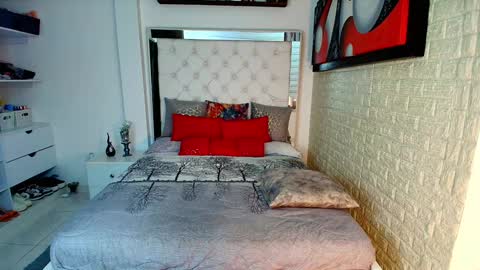 Snapshot of anielli69 chatting on 09/18/25, 11:07 laura online show from 09/18/25, 11:07