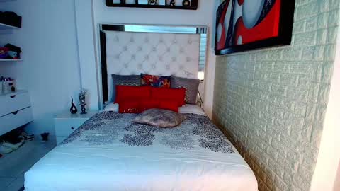 Snapshot of anielli69 chatting on 10/18/25, 04:08 laura online show from 10/18/25, 04:08