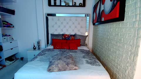 Snapshot of anielli69 chatting on 10/31/25, 12:55 laura online show from 10/31/25, 12:55