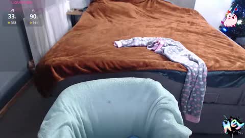 Snapshot of anna_ana chatting on 12/16/24, 10:29 Anadirectgirl online show from 12/16/24, 10:29