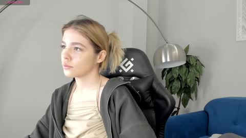 Snapshot of anna_robinson chatting on 01/06/25, 01:09 Anna online show from 01/06/25, 01:09