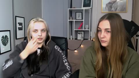 Snapshot of anna_sunshines chatting on 12/16/24, 10:29 Anna pvt is open online show from 12/16/24, 10:29