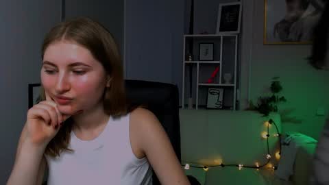 Snapshot of anna_sunshines chatting on 12/17/24, 05:15 Anna pvt is open online show from 12/17/24, 05:15