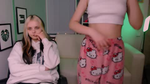 Snapshot of anna_sunshines chatting on 12/24/24, 06:06 Anna pvt is open online show from 12/24/24, 06:06