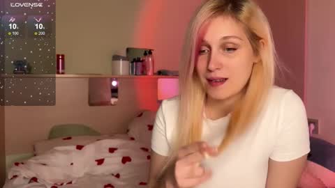 Snapshot of annabel_myr chatting on 10/15/25, 11:43 Annabel online show from 10/15/25, 11:43