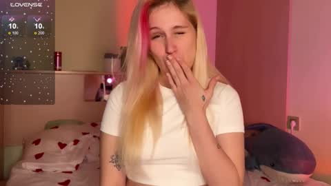 Snapshot of annabel_myr chatting on 10/16/25, 04:19 Annabel online show from 10/16/25, 04:19