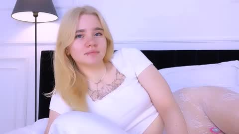 AnnaBelle online show from 10/26/25, 02:17