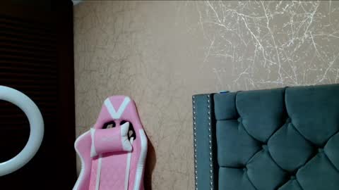 Snapshot of anne_julienne chatting on 01/08/25, 11:30 online show from 01/08/25, 11:30