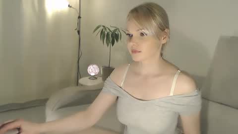 Snapshot of annett chatting on 02/09/25, 10:00 Annett online show from 02/09/25, 10:00