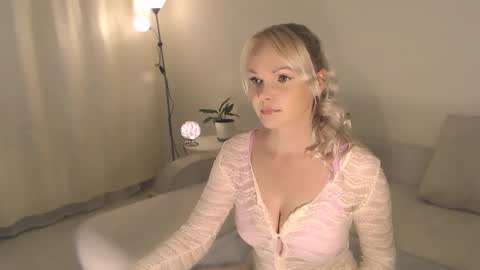 Snapshot of annett chatting on 09/17/25, 10:55 Annett online show from 09/17/25, 10:55