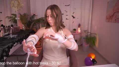 Snapshot of annettelane chatting on 10/30/25, 07:10 Anna online show from 10/30/25, 07:10