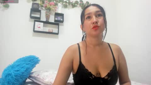 Snapshot of anni_petite_ chatting on 10/10/25, 04:06 online show from 10/10/25, 04:06