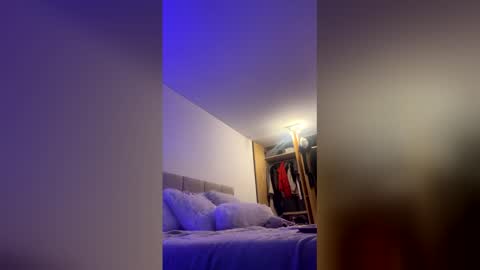  Annie online show from 04/28/26, 04:12