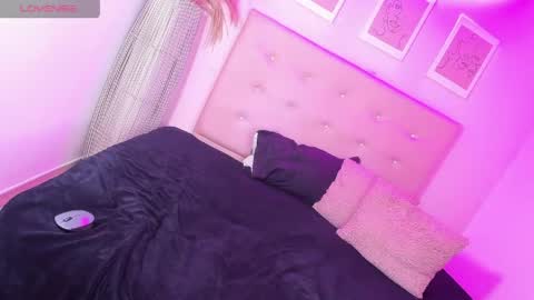 annie_dolce_ online show from 04/15/26, 10:43