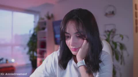 Annie    online show from 03/05/25, 10:32