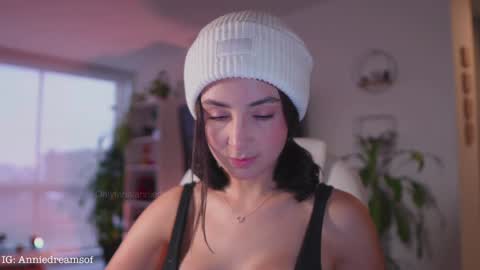 Annie    online show from 03/10/25, 10:34