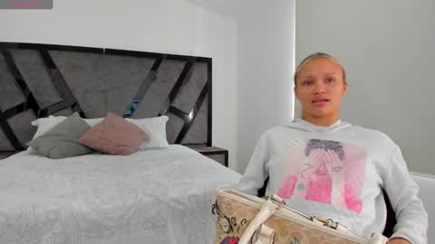 Snapshot of annieandstefan chatting on 01/22/25, 12:49 Annie and Stefan online show from 01/22/25, 12:49