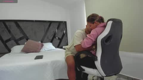 Snapshot of annieandstefan chatting on 10/15/25, 01:11 Annie and Stefan online show from 10/15/25, 01:11