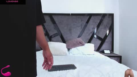 Snapshot of annieandstefan chatting on 10/16/25, 01:45 Annie and Stefan online show from 10/16/25, 01:45