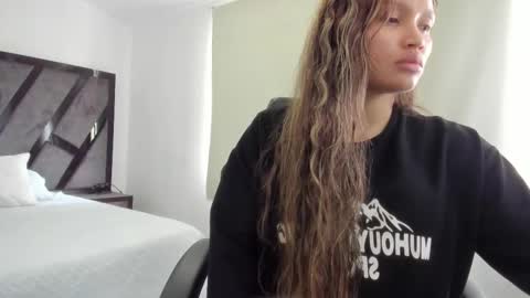 Snapshot of annieandstefan chatting on 10/20/25, 01:33 Annie and Stefan online show from 10/20/25, 01:33