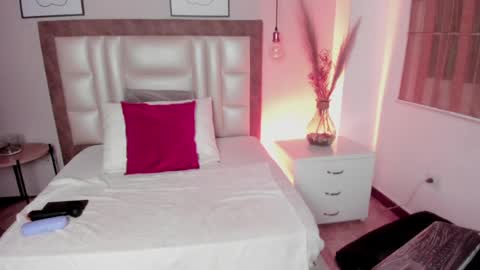 Snapshot of anniebluee_ chatting on 04/04/26, 12:24 Annie Bluee online show from 04/04/26, 12:24