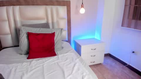 Snapshot of anniebluee_ chatting on 04/14/26, 12:11 Annie Bluee online show from 04/14/26, 12:11