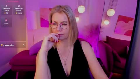 Annie online show from 11/23/25, 01:44