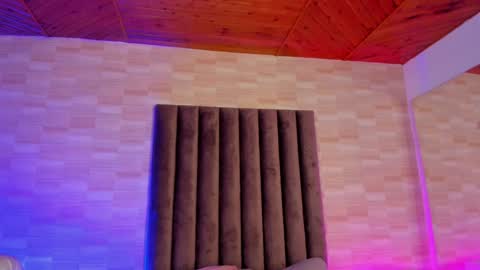 Snapshot of anniie_and_alex chatting on 12/26/24, 04:58 Annie Alex online show from 12/26/24, 04:58