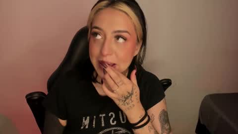 Snapshot of annikamerliahh_ chatting on 11/28/25, 02:42 Annika online show from 11/28/25, 02:42