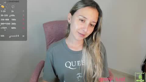 Snapshot of anny_lust chatting on 09/09/25, 08:08 Issabela online show from 09/09/25, 08:08