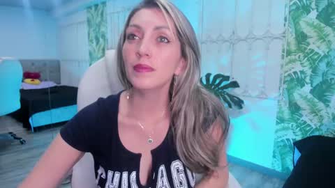 Anny online show from 09/19/25, 12:17