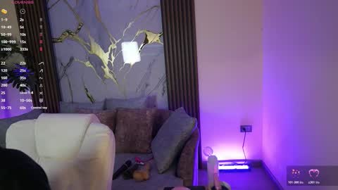 Snapshot of annybuny chatting on 10/23/25, 12:37 Ana online show from 10/23/25, 12:37