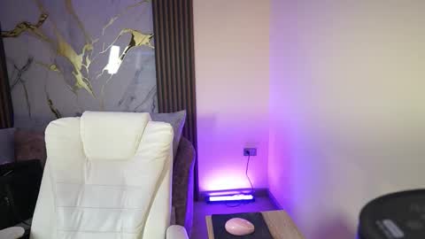 Snapshot of annybuny chatting on 10/24/25, 11:39 Ana online show from 10/24/25, 11:39