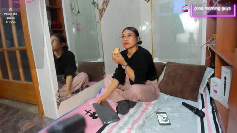 Snapshot of annylittle_ chatting on 01/08/26, 03:42 LittleSunny My schedule 1400 - 2200 GMT -5 online show from 01/08/26, 03:42