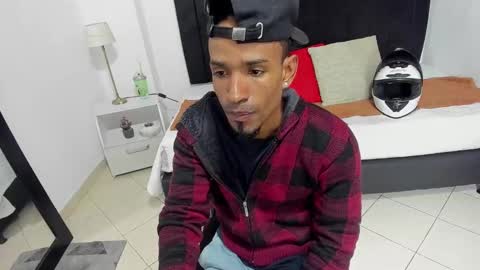 Snapshot of anthoy_wayans chatting on 12/13/24, 01:04 online show from 12/13/24, 01:04