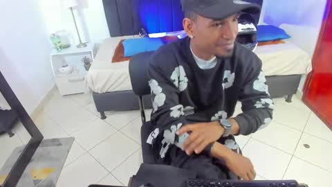 Snapshot of anthoy_wayans chatting on 02/13/25, 12:24 online show from 02/13/25, 12:24