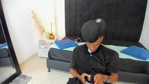 Snapshot of anthoy_wayans chatting on 02/18/25, 12:37 online show from 02/18/25, 12:37