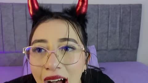 Snapshot of antonella01_cf chatting on 10/21/25, 07:47 antonella online show from 10/21/25, 07:47