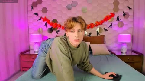 Snapshot of antonylewis chatting on 10/29/25, 08:21 YummyTony online show from 10/29/25, 08:21