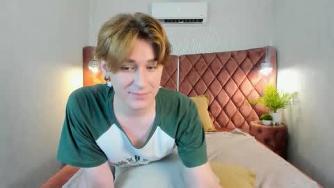 Snapshot of antonylewis chatting on 11/12/25, 12:49 YummyTony online show from 11/12/25, 12:49