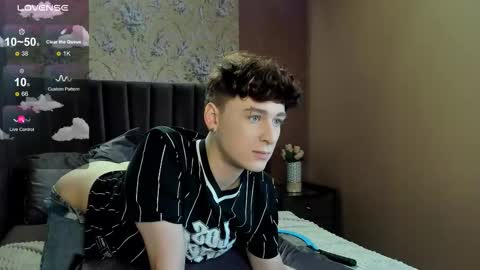 Snapshot of antonylewis chatting on 02/26/26, 01:43 YummyTony online show from 02/26/26, 01:43