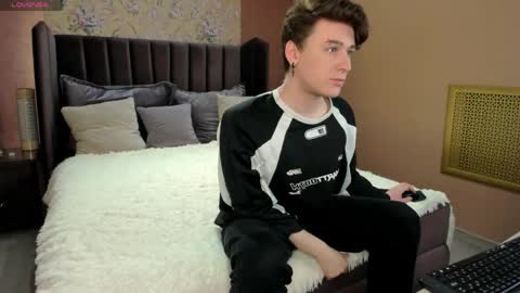 Snapshot of antonylewis chatting on 04/16/26, 09:43 YummyTony online show from 04/16/26, 09:43