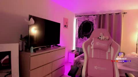   Independent model  online show from 11/10/25, 06:18