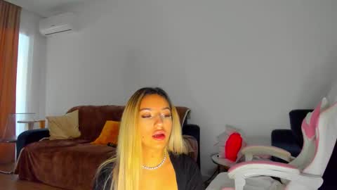 Snapshot of anya_belle_ chatting on 01/11/26, 07:02 Anya online show from 01/11/26, 07:02