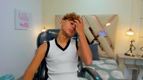 Snapshot of anyelotwink chatting on 12/19/25, 02:24 anyelotwink online show from 12/19/25, 02:24